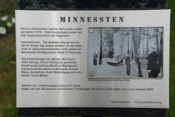 Texttavla vid minnesstenen vid F 2. Foto: Bengt Simson.