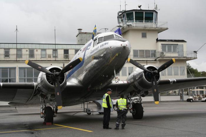 Levande flyghistoria, DC-3 Daisy 67 år och Bromma flygplats 74 år. Foto: Hans Groby.