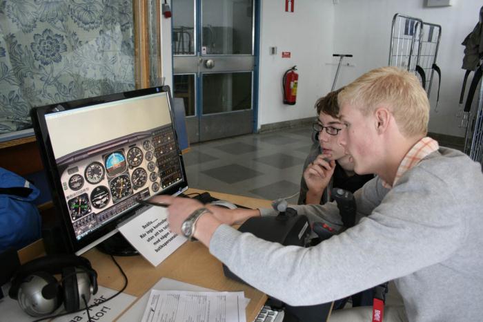 Flygande Veteraners simulator väckte stort intresse. Här visar Carl Von Rosen hur instrumenten fungerar för en ung, kanske blivande pilot... Foto: Hans Groby.
