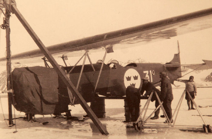 Kapten Einar Lundborg havererade med en Fokker på ett isflak under räddningsexpeditionen 1928. Foto: Gunnar Åkerberg 