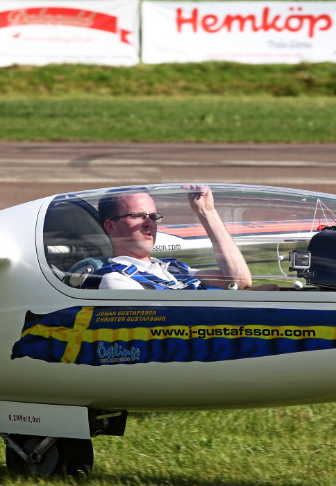 Johan Gustafsson bjuder på en hisnande show med segelflygplan. Foto: Gunnar Åkerberg 