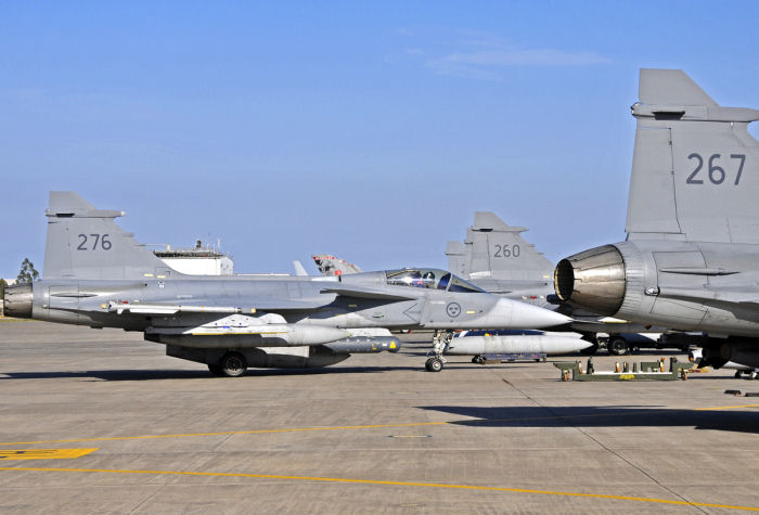 En JAS 39C Gripen taxar in på Sigonellabasen efter ett uppdrag över Libyen. Foto: Saab – Peter Liander