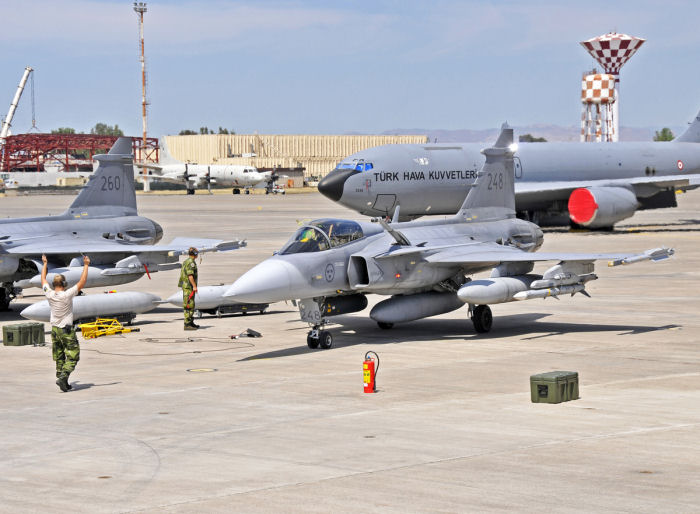 Den skarpa automatkanon- och robotbeväpningen på Gripen fick bara användas i självförsvarssyfte under Libyeninsatsen. Foto: Saab – Peter Liander. 