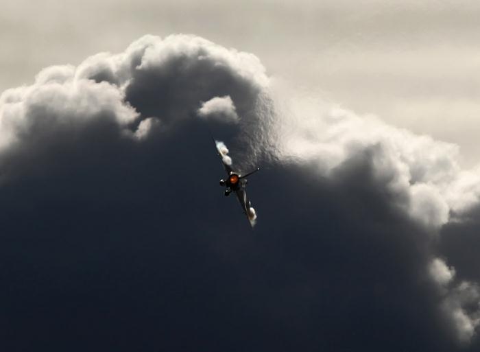 Johan 56 smälter in bra i molnen med sin avlösning över vingarna.  Foto: Gunnar Åkerberg.