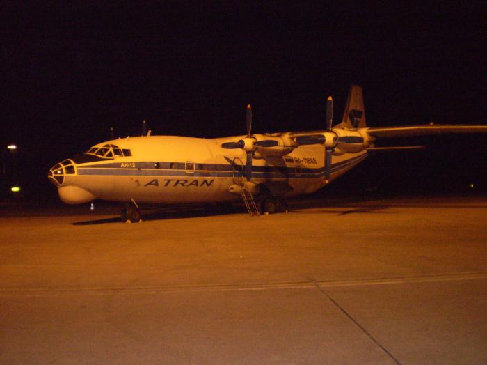 En ryskregistrerad An-12BP anlände från Serbien, natten den 23 april 2010. Foto: Bengt Simson.