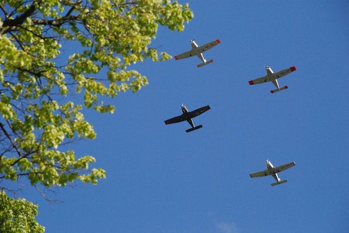 Skybirdstjejerna flyger Piper PA-28 som hyrs från flygklubbar. Vid denna flygning över Djurgården användes kärror från SAS Flygklubb och Bromma Flygklubb. Eftersom det är varierande versioner av PA-28 med bland annat olika vingform och motorstyrka gör formationsflygningen svårare. Foto: Bengt Simson