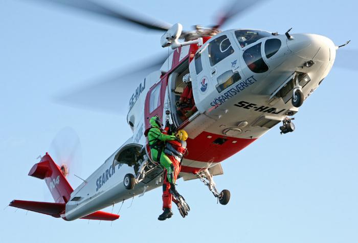 Sjöfartsverket demonstrerar räddningsuppdrag, helikopter Sikorsky S76. Foto: Gunnar Åkerberg.