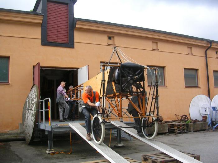 Rollout av den nyrenoverade Blériot XI från Tekniska museets förråd/verkstad för placering i museihallen.