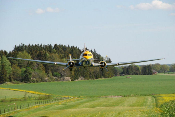 Åke Jansson gjorde en uppskattad lågsniff med sin DC-3. Foto: Bengt Simson.
