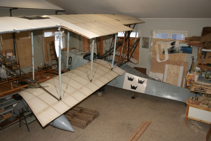 Allmän översyn och restaureringsabeten med omdukning av vingarna pågår samt målning. Flygplanet skall senare ställas ut på Flygvapenmuseum i den del av museet som visar de flygmaskiner som var verksamma under tidigt 1900-tal. Foto: Hans Groby.