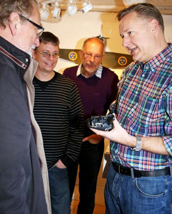 Mats Johansson pratar modellbygge med några besökare. Foto: Gunnar Åkerberg