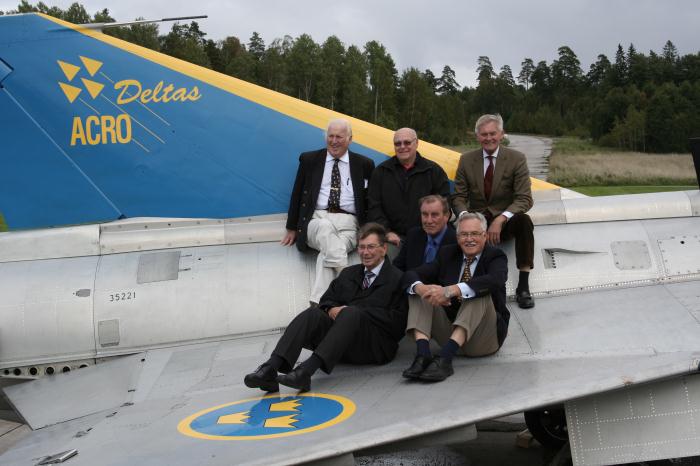 Acro Deltas 2010. Åke Christiansson, Hasse Jonsson, Peter Forsman. Nästa rad: " Boris " Bjuremalm, Claes Jernow (grpch) och Inge Andersson. Foto: Hans Groby.