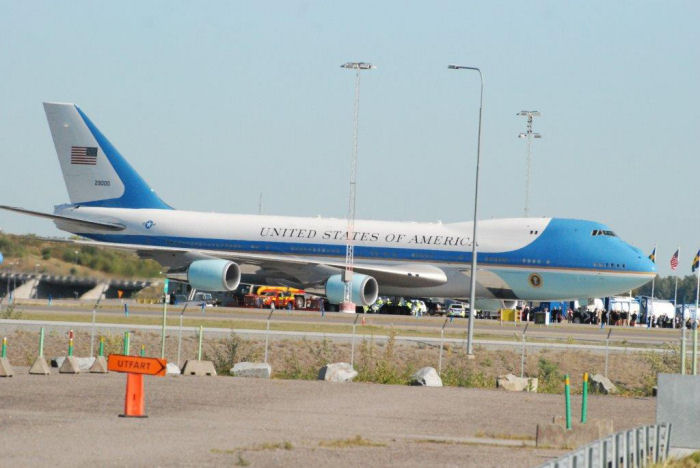 Air Force One ("Flygvapnet Ett") är namnet, eller anropssignalen, på vilket flygplan som helst i det amerikanska flygvapnet som vid tillfället flyger USA:s president. I dagsläget finns det två mycket modifierade Boeing 747 som i folkmun kallas för Air Force One. Dessa plan innehåller allt som ett presidenthögkvarter kan förväntas innehålla. Källa: Wikipedia. Foto: Bengt Simson.