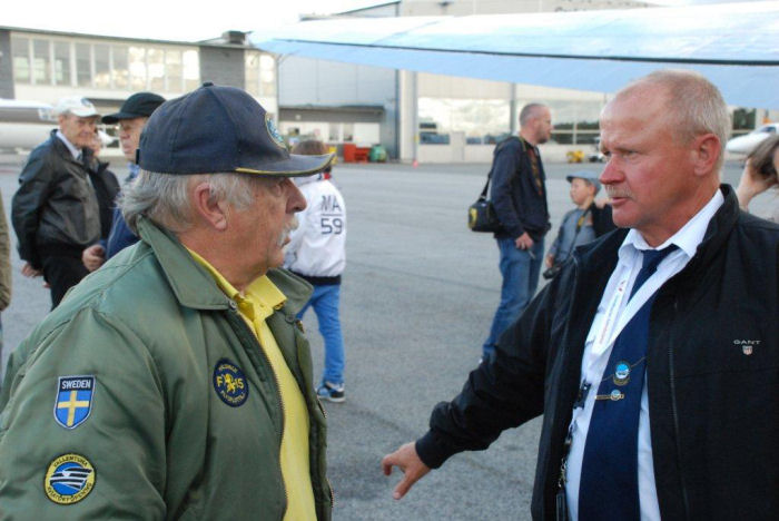 Två DC-3-kaptener utbyter erfarenheter, Åke Jansson och Per-Gunnar Nyström, kapten på Flygande Veteraners DC-3 "Daisy". Foto: Bengt Simson.