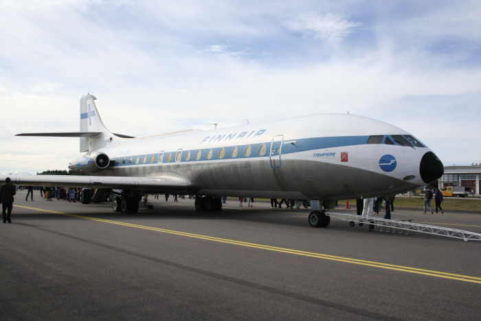 På bana 3 var det öppethusaktiviteter med flygplan och flygplatsfordon Le Caravelle Club hade bogserat dit sin vackra Caravelle. Foto: Hans Groby.