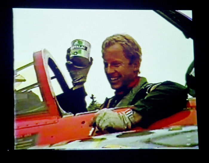Filmklipp från den 27 juni 1985. Flygföraren Alvar Nyrén i J 35F nr. 35475, ”Petter Röd” med en burk Servalac… Foto: Gunnar Åkerberg. Filmklipp från den 27 juni 1985. Flygföraren Alvar Nyrén i J 35F nr. 35475, ”Petter Röd” med en burk Servalac… Foto: Gunnar Åkerberg.