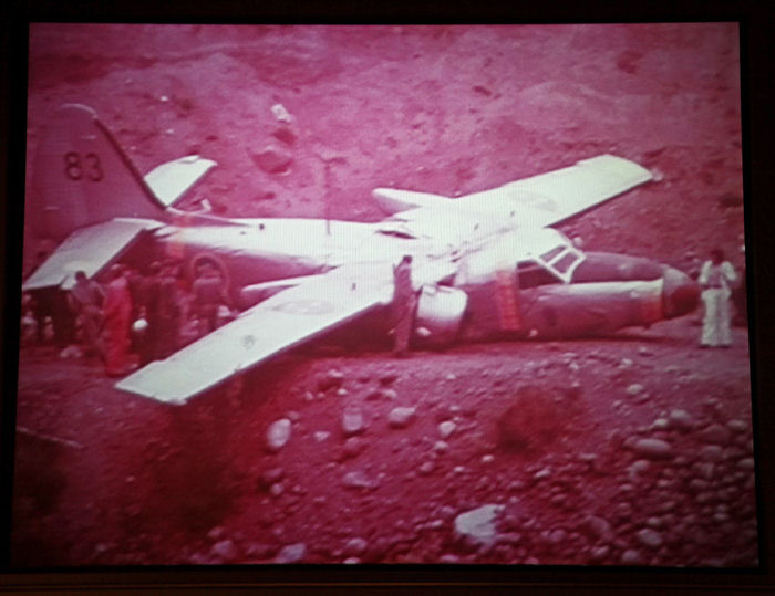 Efter mötet så visade Thomas Lagman ett intressant filmklipp från Kungliga Tekniska Högskolans haveriövning den 28 augusti 1974 när man lät en utrangerad TP 83, nr 83013, ”krascha” i en grop på F 18. Foto: Gunnar Åkerberg. Efter mötet så visade Thomas Lagman ett intressant filmklipp från Kungliga Tekniska Högskolans haveriövning den 28 augusti 1974 när man lät en utrangerad TP 83, nr 83013, ”krascha” i en grop på F 18. Foto: Gunnar Åkerberg.