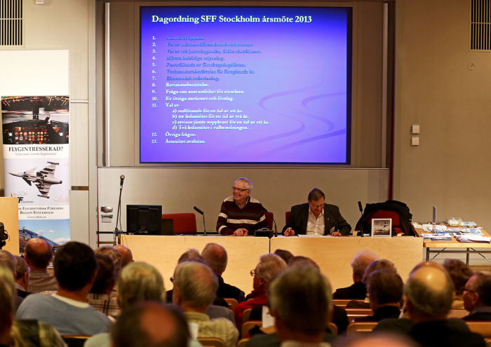 Kurt Ivarsson och Bernt Olsson går igenom dagordningen. Foto: Gunnar Åkerberg