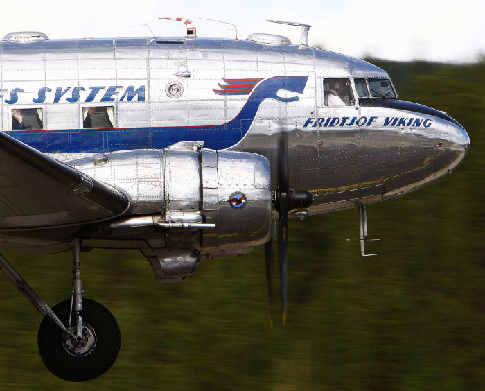 Kjell flyger ibland Flygande Veteraners Douglas DC-3/C-47 Daisy. Här som styrman på väg att landa med Daisy i Vidsel i juni 2008. Foto: Gunnar Åkerberg.