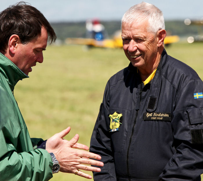 Kjell Nordström är än i dag en i högsta grad aktiv pilot. Här fångad i Västerås under ett samtal med Janne Andersson i maj 2011. Foto: Gunnar Åkerberg.