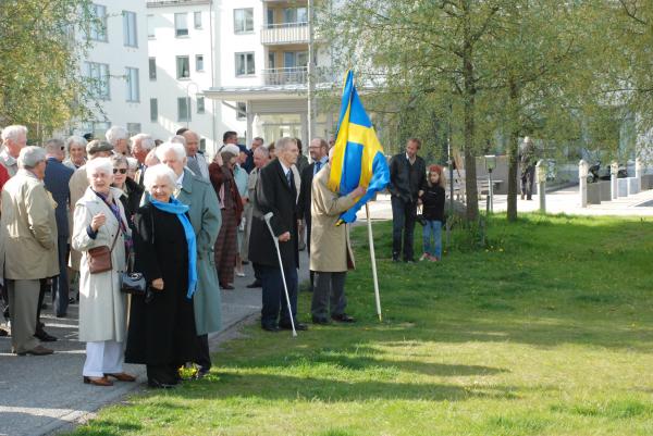 Många människor hadesamlades vid minneshögtiden, vid F 2 Kamratförenings nedläggning. Foto: Bengt Simson.