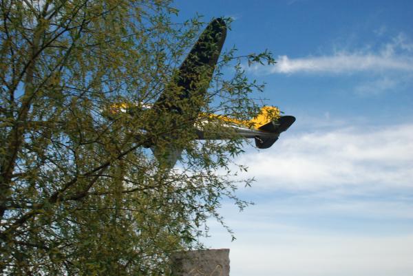 Överflygning av Åke Janssons DC-3 över minnesstenen vid F 2. Foto Bengt Simson.