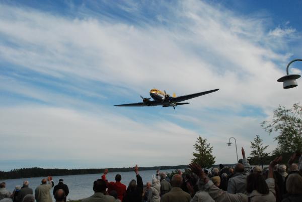 Överflygning av Åke Janssons DC-3 över minnesstenen vid F 2. Foto Bengt Simson.