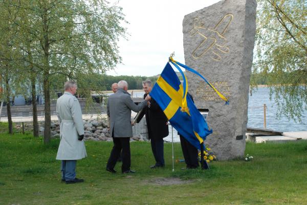 Överlämning av F 2 fana till F 18 Kamratförening. Foto Bengt Simson.