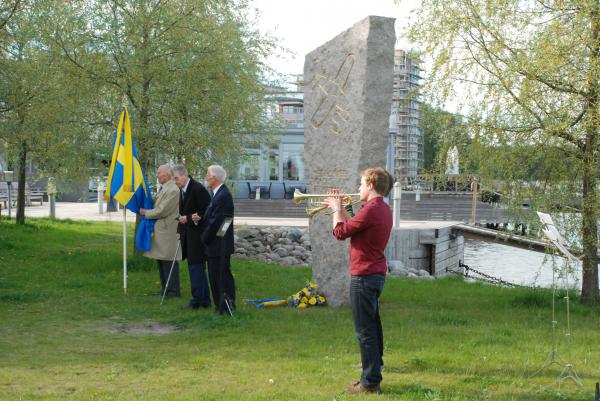 Tapto efter nedläggning av krans. Foto: Bengt Simson.