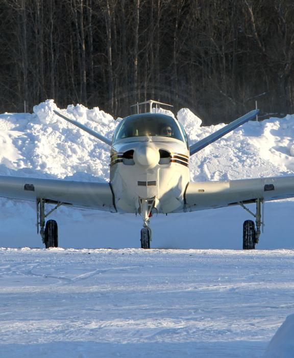 Beech A 35 Bonanza, SE-BEP taxar mellan några av Barkarbys 80-tal hangarplatser. Foto: Gunnar Åkerberg.