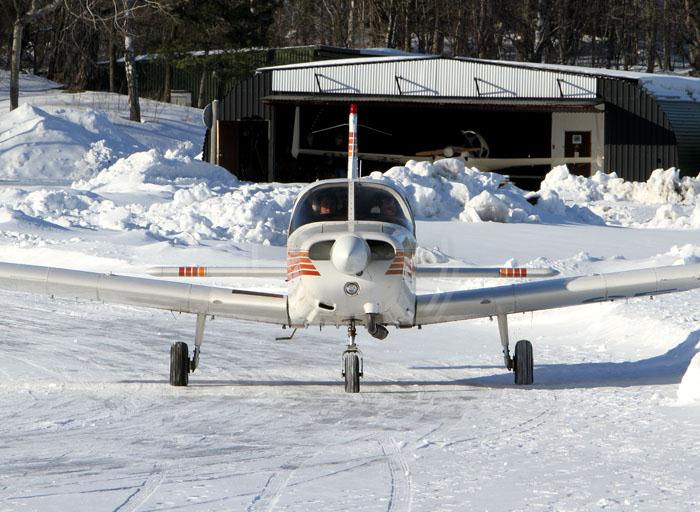 Barkarby Flygklubbs SE-KEO taxar ut till bana 24 på Barkarby Flygfält. Foto: Gunnar Åkerberg.