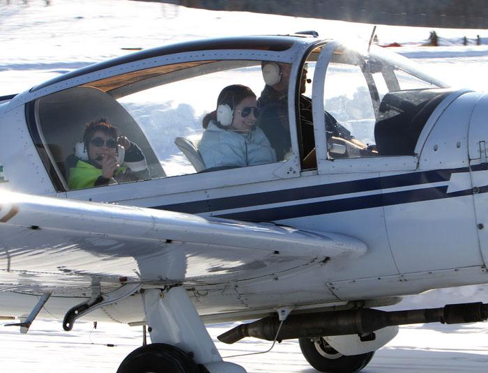 Morane Saulnier MS 893A, SE-FSN, med glada passagerare taxar in efter landning. Foto: Gunnar Åkerberg.