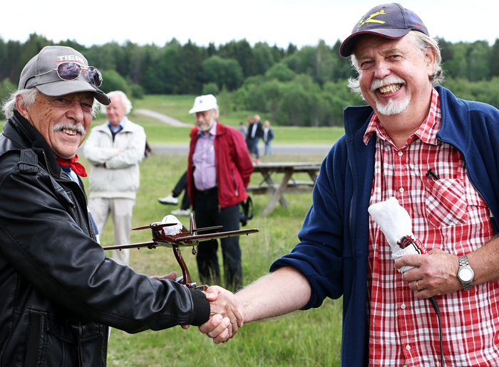 DC-3 profilen och restaureraren Åke Jansson mottar Barkarbypriset för Joakim Wesths räkning ur Sture Friedners hand. Foto: Gunnar Åkerberg.