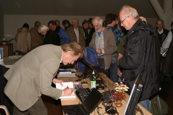 Årets flygboksförfattare signerar årets flygbok En fältflygare från Mjölby. Foto: Hans Groby.
