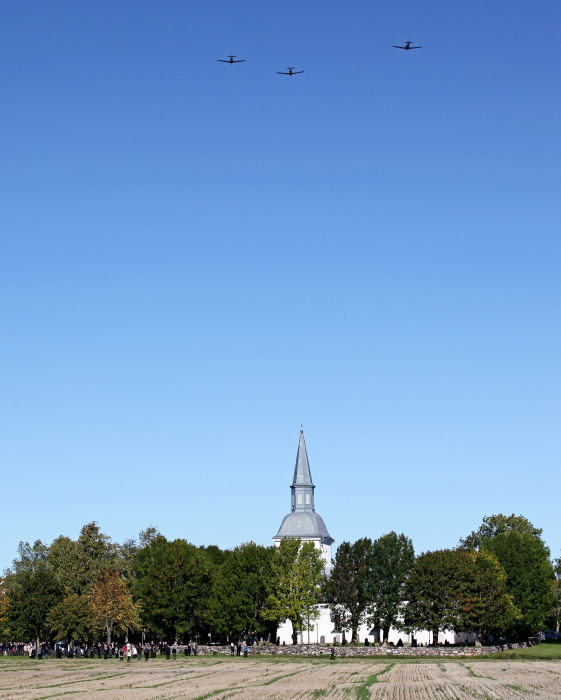 Formationen med ett tomrum efter SE-FUZ passerar över Skå Kyrka. Foto: Gunnar Åkerberg 