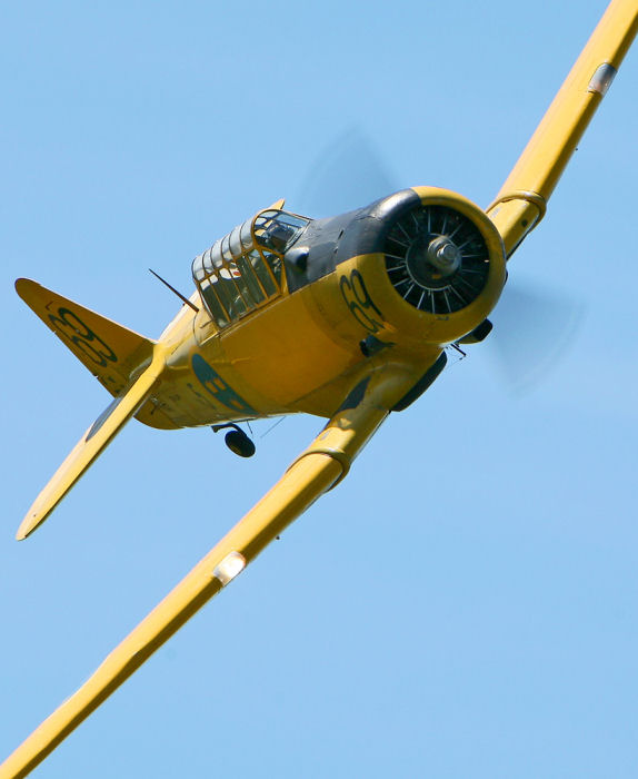 Björn Löwgren i sin älskade Harvard, SE-CHP ”Snoopy” under en av många uppvisningar över Skå-fältet. Foto: Gunnar Åkerberg