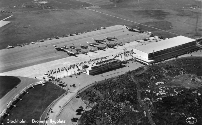 Bromma flygplats 1936. Notera DC-3:an som är parkerad på plattan. Det hade varit trevligt och unikt att få se en DC-3:a även på 80-årsjubilet....