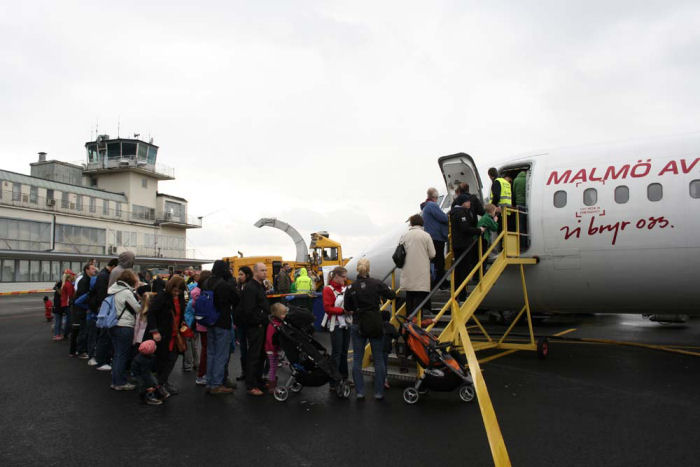 Som brukligt var det mycket populärt att gå ombord i ett flygplan. Kön ringlade sig lång för ett besök i Malmö Aviations Avro RJ100, SE-DSO. Foto: Hans Groby.