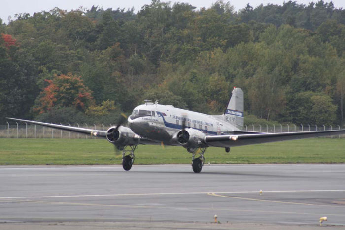 Flygande Veteraner genomförde ett antal rundflygningar med deras vackra DC-3 "Daisy" under dagen och gladde Öppet hus-besökarna. För att flyga med "Daisy" krävs medlemsskap i föreningen. Bli det du också! Läs hur du blir medlem på Flygande Veteraners hemsida. Foto: Hans Groby.