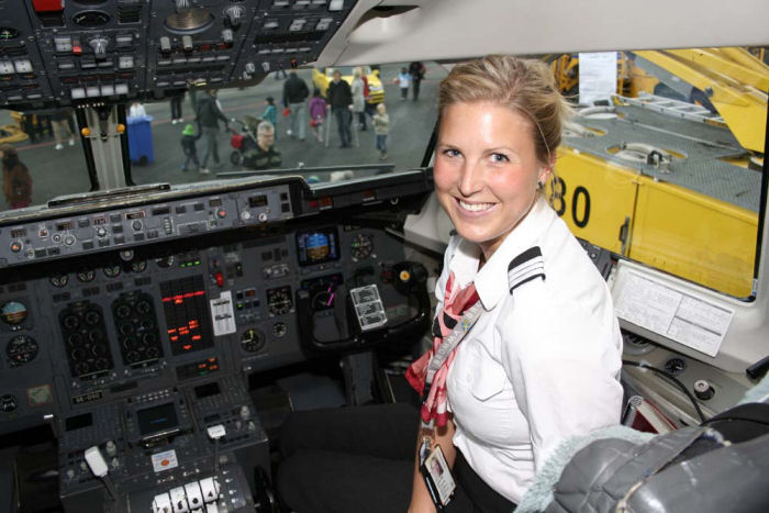 Glad pilot hos Malmö Aviation visade gärna upp sin arbetsplats, cokpiten i en Avro RJ100. Foto: Hans Groby.