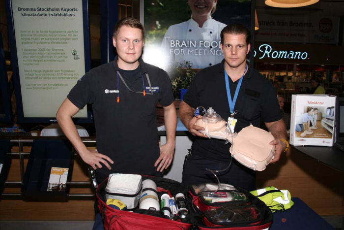 Flygplatsbrandmän från Airport Security(flygplatsbrandkåren) visade upp den sjukvårdsutrustning som de har i räddningsbilen. Foto: Hans Groby.