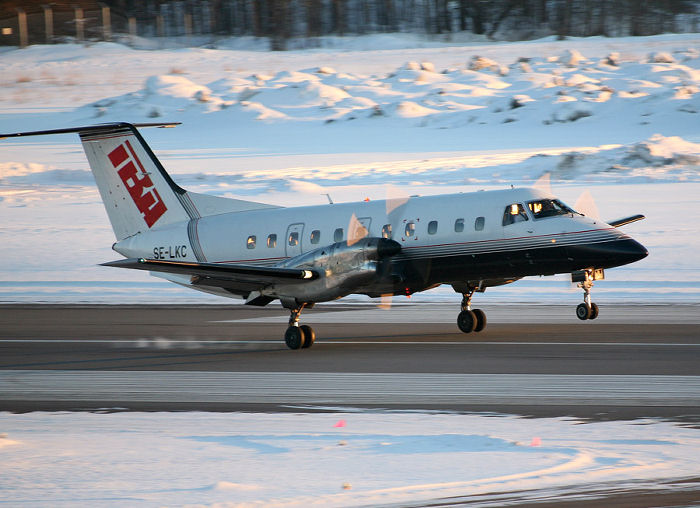 Mer eller minde ovanliga flygplanstyper har trafikerat Bromma genom åren, här EMB-120 Brasilia, SE-LKC, i International Business Airs färger. Foto: Gunnar Åkerberg