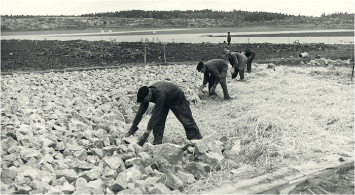 Ett gediget hantverk. Bromma flygplats fyra rullbanor stensattes för hand. Foto: LFV:S Arkiv.