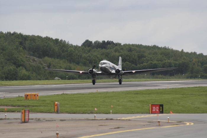 DC-3 "Daisy" startar för ytterligare en rundflygning över stan och skärgården. Foto: Hans Groby.