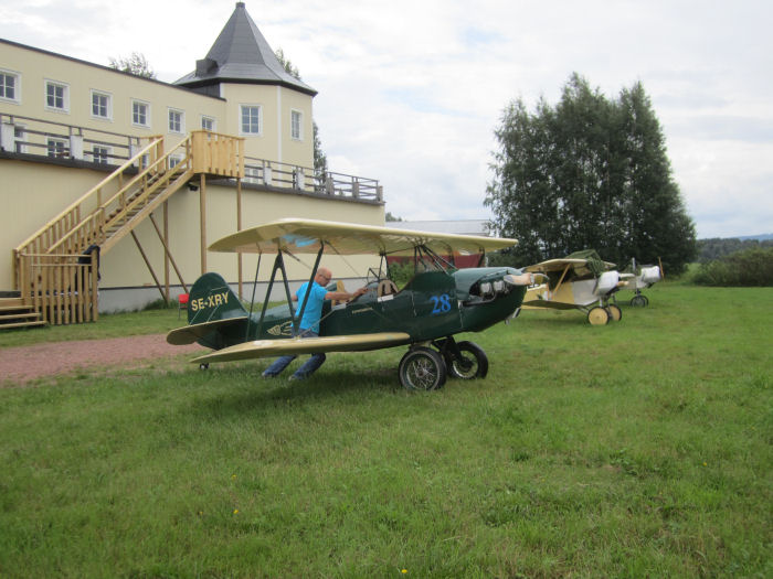 Museets initiativtagare, Carl Rönn parkerar SE-XYR Fischer Celebrity efter en flygtur. I bakgrunden star en Nieuport 11 och en Fokker E III I 85% storlek. De senare blir förhoppningsvis flygklara till nästa sommar. Foto: Mikael Olrog.