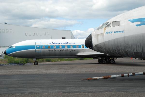 Två Caraveller på Arlanda flyttats till ett eget inhägnat område vid grind 5, mitt emot LFV:S och SFF:S spotterpaviljong. Foto: Bengt Simson.