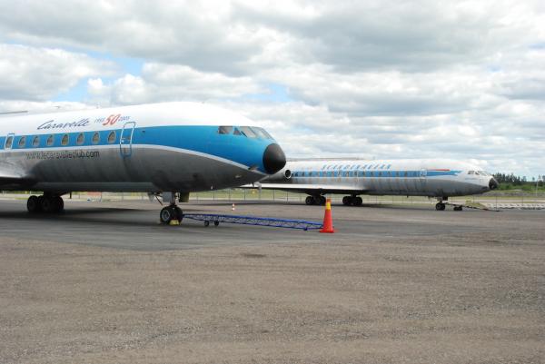 Två Caraveller på Arlanda flyttats till ett eget inhägnat område vid grind 5, mitt emot LFV:S och SFF:S spotterpaviljong. Foto: Bengt Simson.