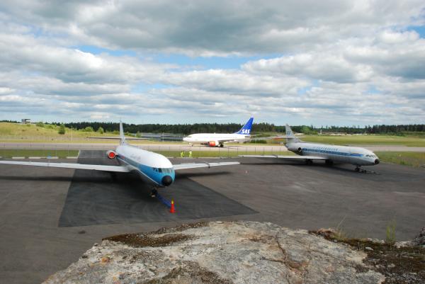 Två Caraveller på Arlanda flyttats till ett eget inhägnat område vid grind 5, mitt emot LFV:S och SFF:S spotterpaviljong. Foto: Bengt Simson.