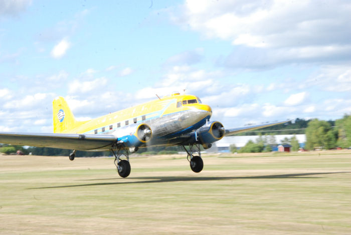 DC-3 Congo Queen lättar från Vallentunafältet för första gången på tre år! Foto: Bengt Simson.