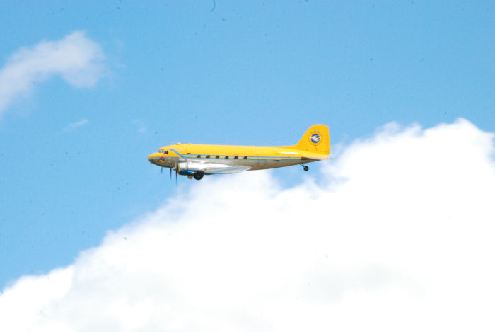 En glädjande syn - DC-3 Congo Queen i sitt rätta element. Foto: Bengt Simson.